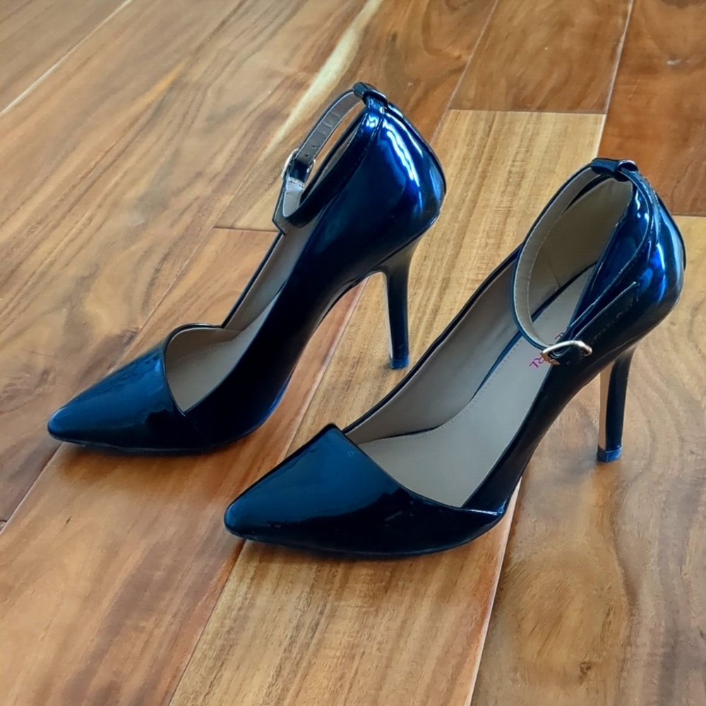 Material Girl Size 7 heels. Black. Excellent condition.